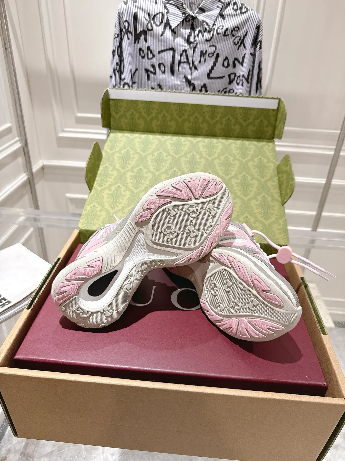 👟👟Ex-factory price 980👟👟Upgraded version with airplane case Gucci Gucci 25ss hot new style couple style retro sports shoes dad shoes This Gucci 2.0 reinterprets the brand's iconic striped webbing elements. This new interpretation of iconic details uses EVA thick soles with a smart silhouette, bringing a stable and comfortable wearing experience. Delivered in exquisite packaging. Fabric: Made of original imported cowhide/technical fabric. Inner foot pad: Breathable mesh. Heel height: 4cm. Sole: Original customized ultra-light foam rubber outsole. Size: 35-45 (women's size 40, men's size 45, custom-made, non-returnable)